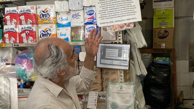 Pandemi bitti, uyarı yazısı adeta hatıra kaldı
Pandemi zamanı astığı yazı hala kaldırmayan esnaf Ali Karasoy;
"Yaşlıların tek başına, hastane köşelerinde ölmeleri beni çok etkilemişti"