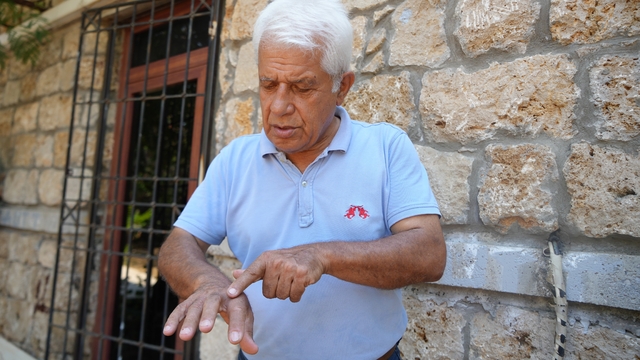 Su altında temizlik yaparken eline aslan balığı dikenleri batan profesörden sıcak sulu ilk müdahale uyarısı
Prof. Dr. Mehmet Gökoğlu:
"Aslan  balığı soktuğunda bölgeye buz uygulaması yanlış, sıcak su uygulanması gerekir"
"Sıcak su, zehrin parçalanarak denatüre olmasını ve etkisinin azalmasını sağlıyor"
"Elinizi, dayanabildiğiniz sıcaklıktaki suyun içinde en az 45-50 dakika bekletmeniz gerekiyor"