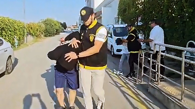 Tartıştıkları ev arkadaşlarını bıçaklayıp öldürdüler, içeride kilitli kalıp yardım isteyince yakalandılar