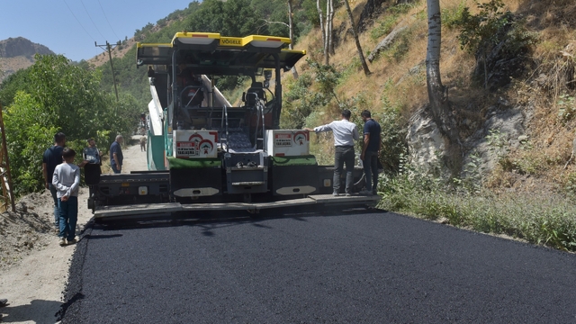 Şemdinli ve Derecik'te asfalt çalışmaları sürüyor