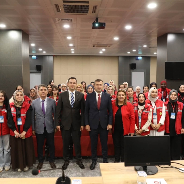 Damla Gönüllülük Hareketi gençleri Niğde Valiliği'nde ağırlandı