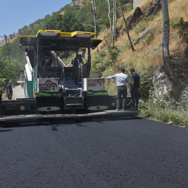 Şemdinli ve Derecik'te asfalt çalışmaları sürüyor