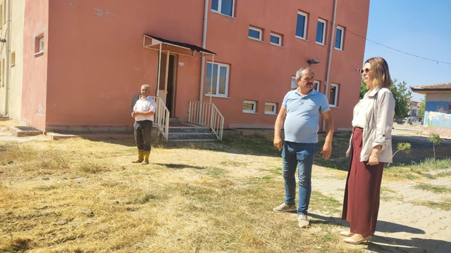 Altıntaş'ta köy okullarında tadilat çalışmaları sürüyor