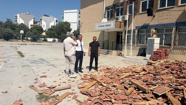 Söke'de okulun çatısı yenileniyor