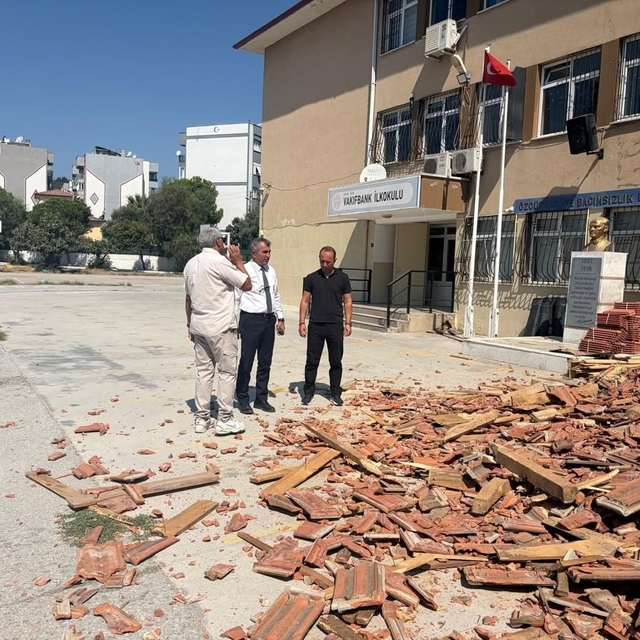 Söke'de okulun çatısı yenileniyor