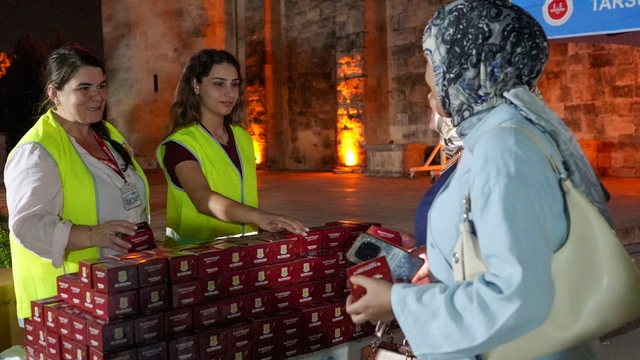 Tarsus'ta 16 camide kandil simidi ikram edildi