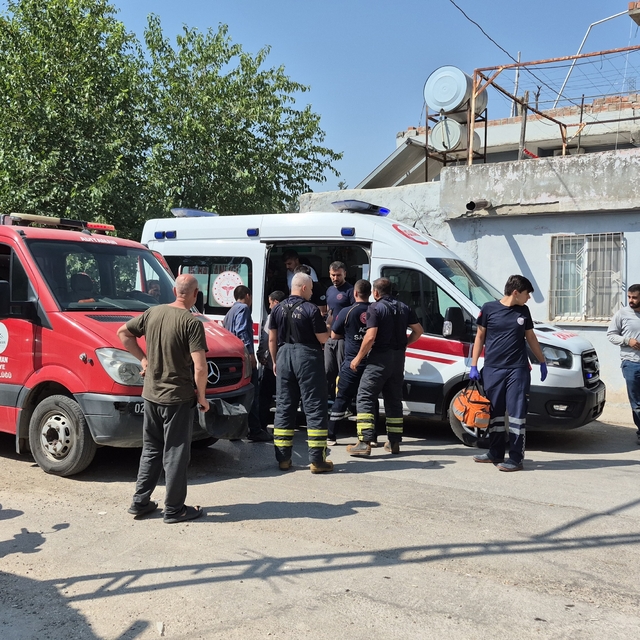 Yıkmaya çalıştığı ev üzerine çöktü: 1 yaralı