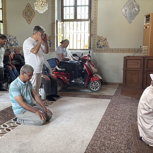 Asırlık cami 17 yıldır ibadetin önündeki "engelleri" kaldırıyor
Eskişehir İ...