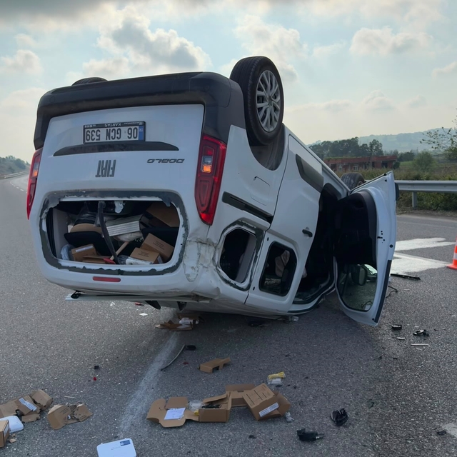 Hafif ticari ile otomobil çarpıştı, biri takla attı biri refüje çıktı: 2 ya...