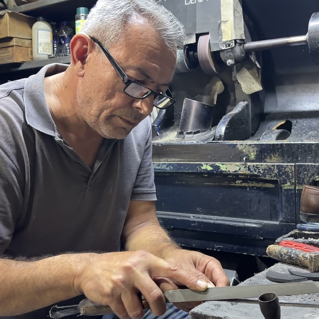 Babasından miras kalan ayakkabı tamirciliğini 43 yıldır yaşatıyor
"Çırak bu...