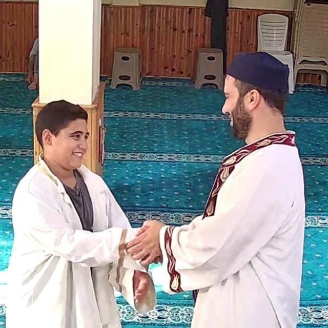 Namaz kılmaya gelen çocuğa imamdan sıcacık davranış