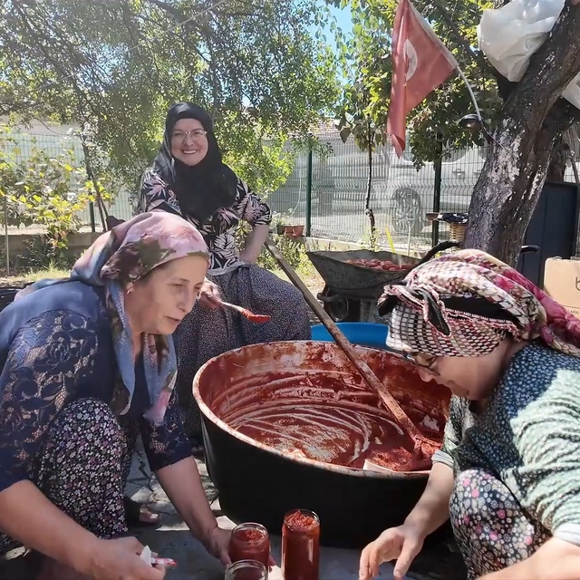 Salça kaynıyor, komşuluk pekişiyor
İmece kazanında komşuluk kaynıyor
Domate...