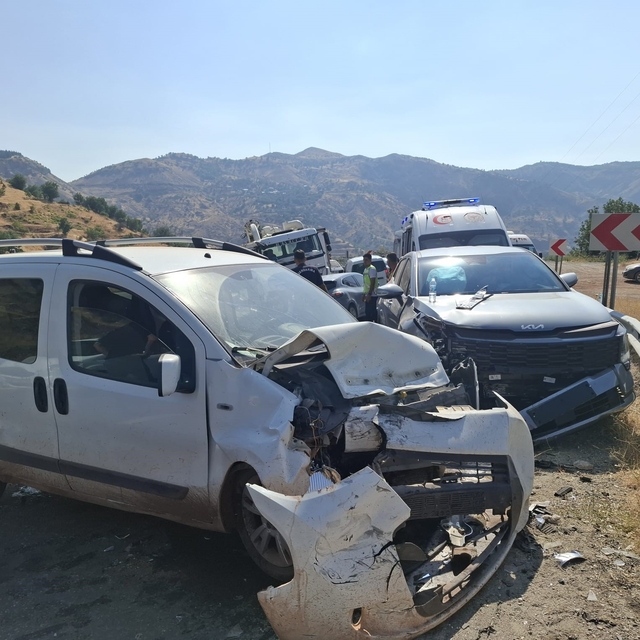Hafif ticari araç ile otomobil çarpıştı: 1 yaralı