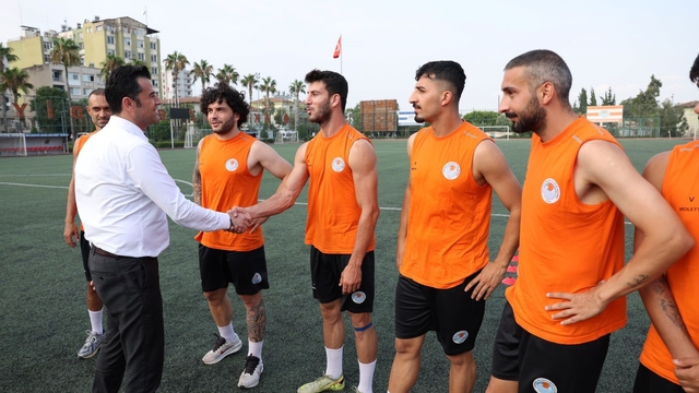 Akdeniz Belediye Spor yeni sezon öncesi moral depoladı
Beşikçi'den Akdeniz Belediye Spor'a yeni sezon öncesi tam destek