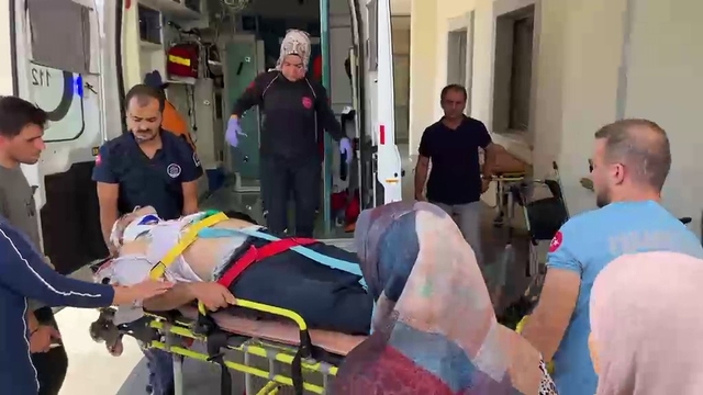 İki otomobil çarpıştı: 1'i çocuk 4 yaralı