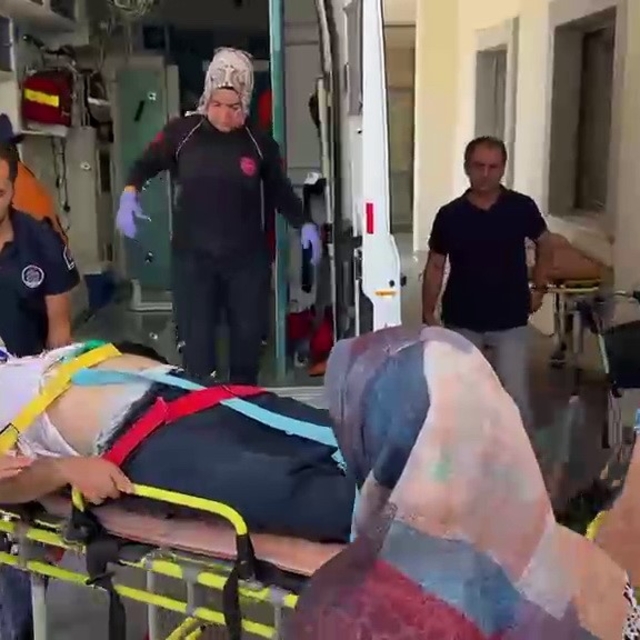 İki otomobil çarpıştı: 1'i çocuk 4 yaralı