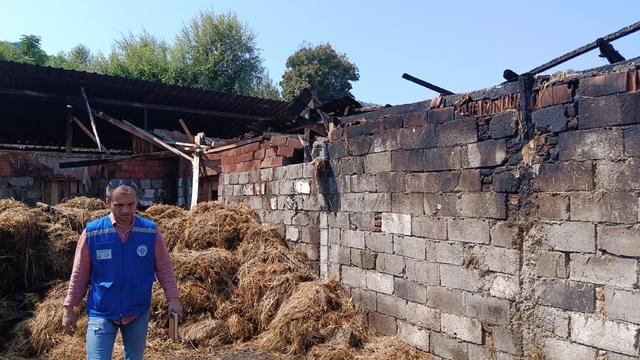 Yangında 500 balya samanı yanan üreticiye Büyükşehir'den destek