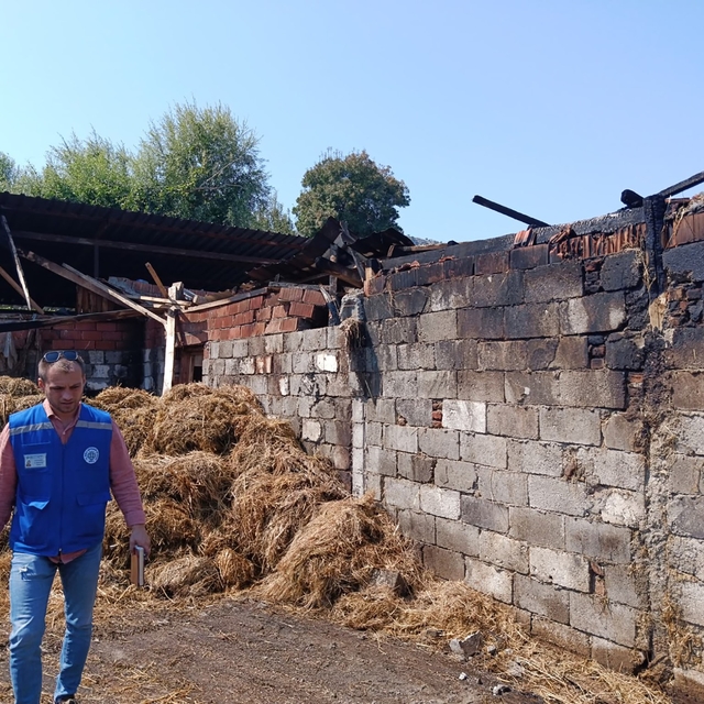 Yangında 500 balya samanı yanan üreticiye Büyükşehir'den destek
