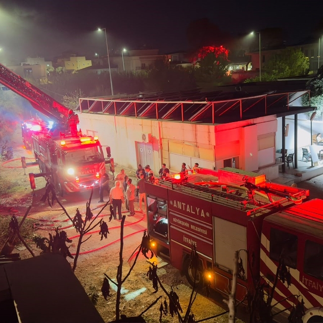 Manavgat'ta otelin personel lojmanında çıkan yangın büyümeden söndürüldü
