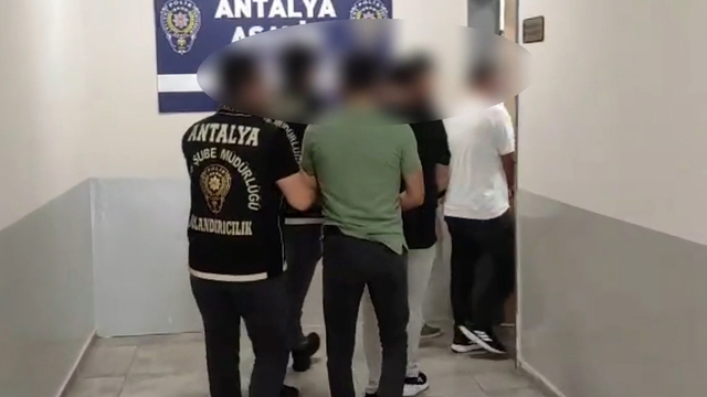 Kendilerini 'başkomiser' olarak tanıtıp 13,5 milyon lira dolandıran 3 şüpheli tutuklandı