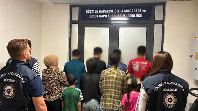 Afyonkarahisar'da Banker Bilo filmini aratmayan olay
Tırın dorsesinde 14 düzensiz göçmen yakalandı