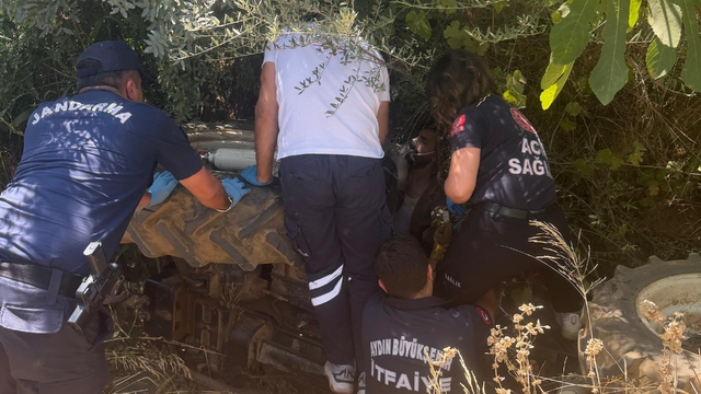 Devrilen traktörün altındaki sürücüyü itfaiye ekipleri kurtardı