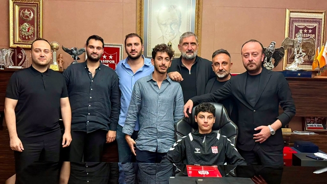 Sivasspor'un genç futbolcusundan sevindiren haber