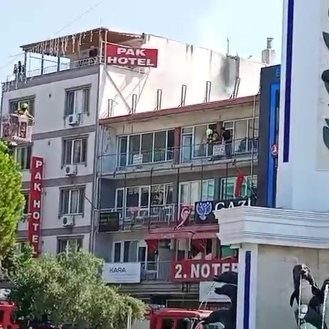 Gemlik'de pasajın çatısında yangın paniği