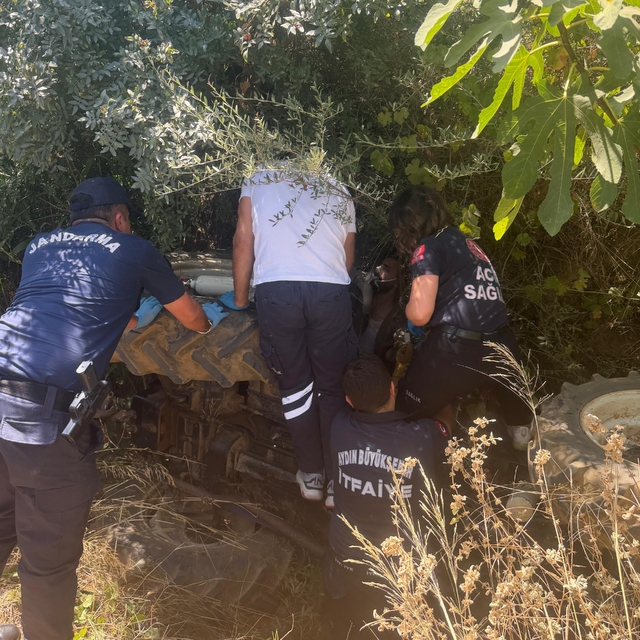 Devrilen traktörün altındaki sürücüyü itfaiye ekipleri kurtardı