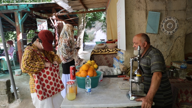 Ömrünün yarısından fazlasını turistlere adadı
70 yaşındaki Reşat Yüzen, kayadan oyma kafesinde turistleri ağırlıyor
