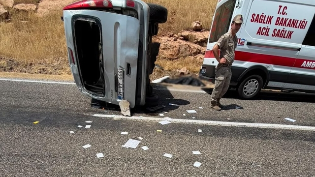 Mardin'de hafif ticari araç takla attı: 1 ölü, 1 yaralı