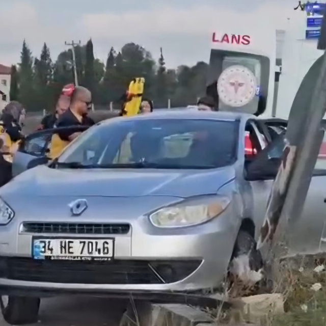Otomobille çarpışan hafif ticari araç devrildi: 2 yaralı