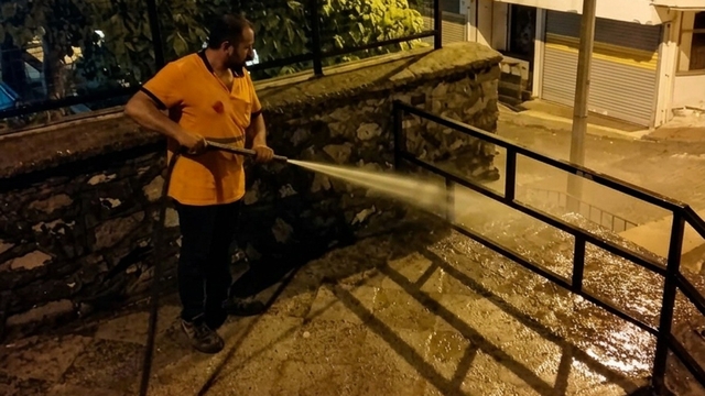 Efeler'de temizlik çalışmaları aralıksız sürüyor