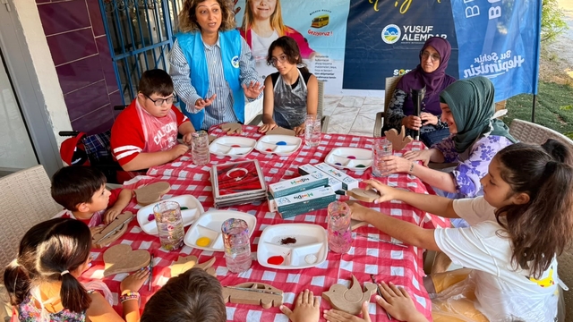 Sokak sokak dolaşarak bin engelli bireyin yüzünü güldürdüler