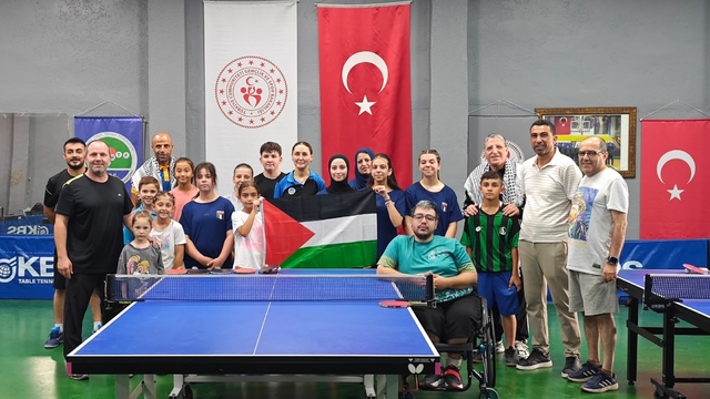 Filistin Masa Tenisi Milli Takımı Sakaryalı sporcularla bir araya geldi