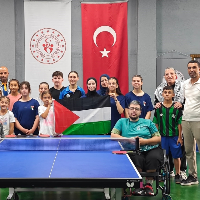 Filistin Masa Tenisi Milli Takımı Sakaryalı sporcularla bir araya geldi
