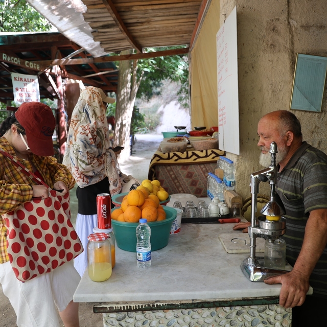 Ömrünün yarısından fazlasını turistlere adadı
70 yaşındaki Reşat Yüzen, kay...