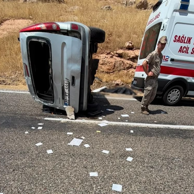Mardin'de hafif ticari araç takla attı: 1 ölü, 1 yaralı