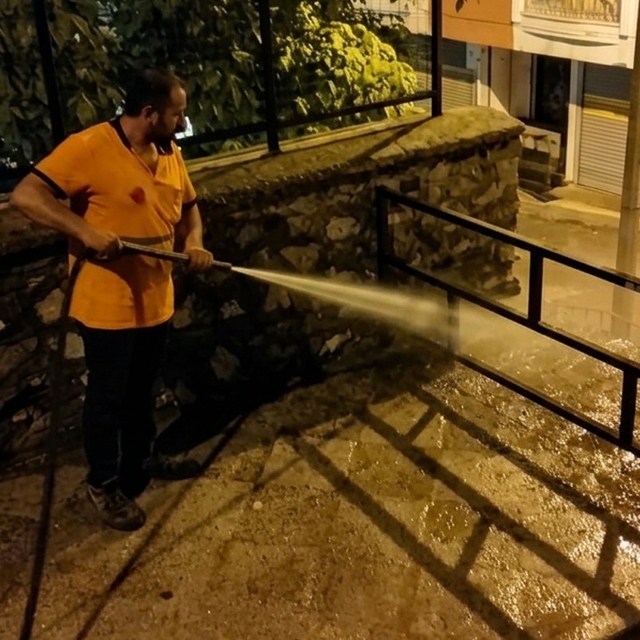 Efeler'de temizlik çalışmaları aralıksız sürüyor