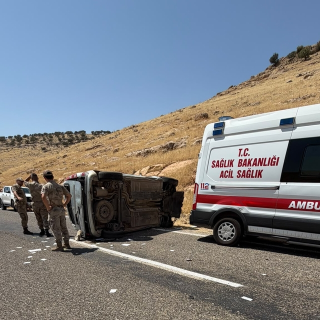 Hafif ticari araç takla attı; 2 çocuktan biri öldü diğeri yaralandı