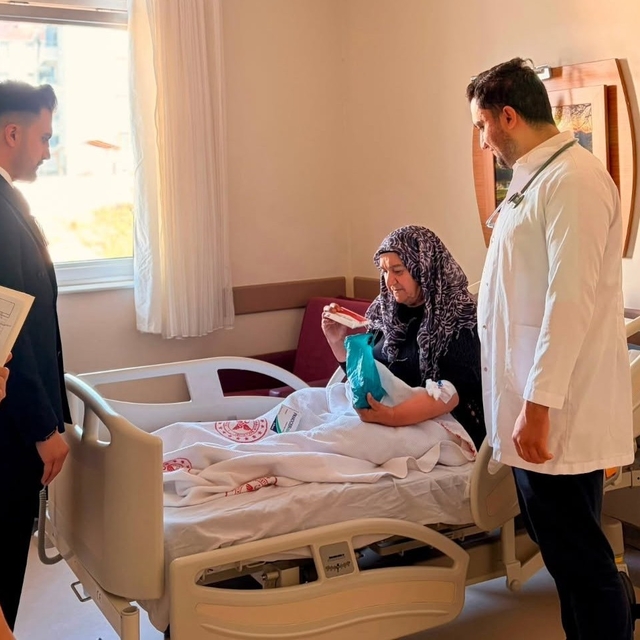 Tercan Devlet Hastanesi'nde yatan hastalar ziyaret edildi