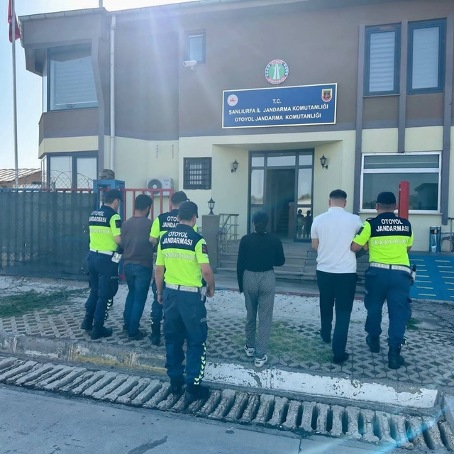 Kendilerini polis olarak tanıtan dolandırıcılar jandarmaya yakalandı