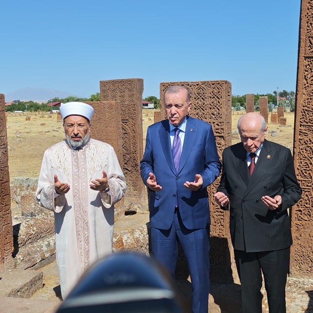 Cumhurbaşkanı Erdoğan Ahlat Selçuklu Kabristanını ziyaret etti