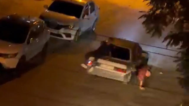 Otomobilden düşen genç altında ezilmekten son anda kurtuldu
Gençlerin tehlikeli eğlencesi hayatlarına mal oluyordu