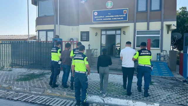 Kendilerini polis olarak tanıtıp dolandırıcılık yapan 3 şüpheli yakalandı