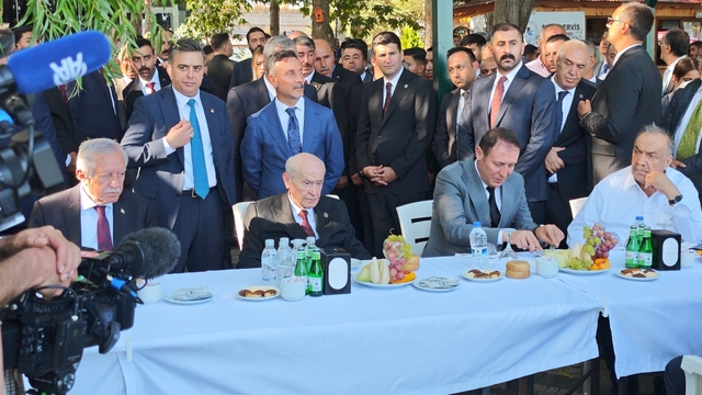 MHP Lideri Bahçeli, Ahlat'ta partililer ve vatandaşlarla buluştu