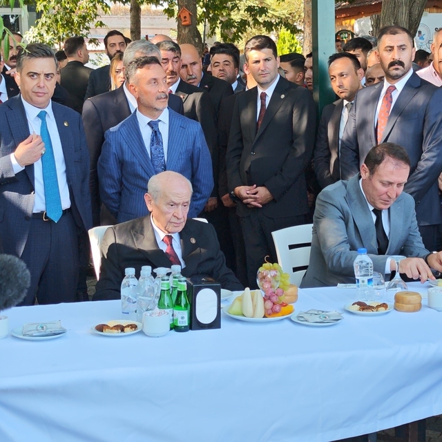MHP Lideri Bahçeli, Ahlat'ta partililer ve vatandaşlarla buluştu