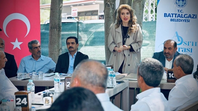 Ölmeztoprak, Malatya'nın öncelikli gündemlerini yerinde değerlendirdi
Muhtarlardan üniversiteye, ulaşımdan konuta yoğun mesai