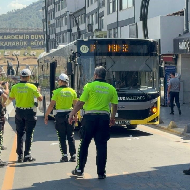 Karabük'te belediye otobüsü yayaya çarptı: 1 yaralı