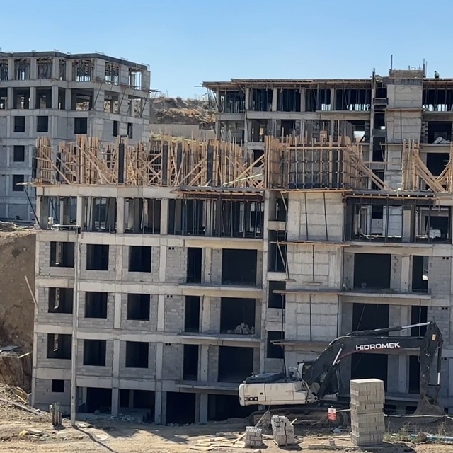 Yüksekova'da vatandaşlar için devlet 48 konutluk binalar yapımına devam edi...